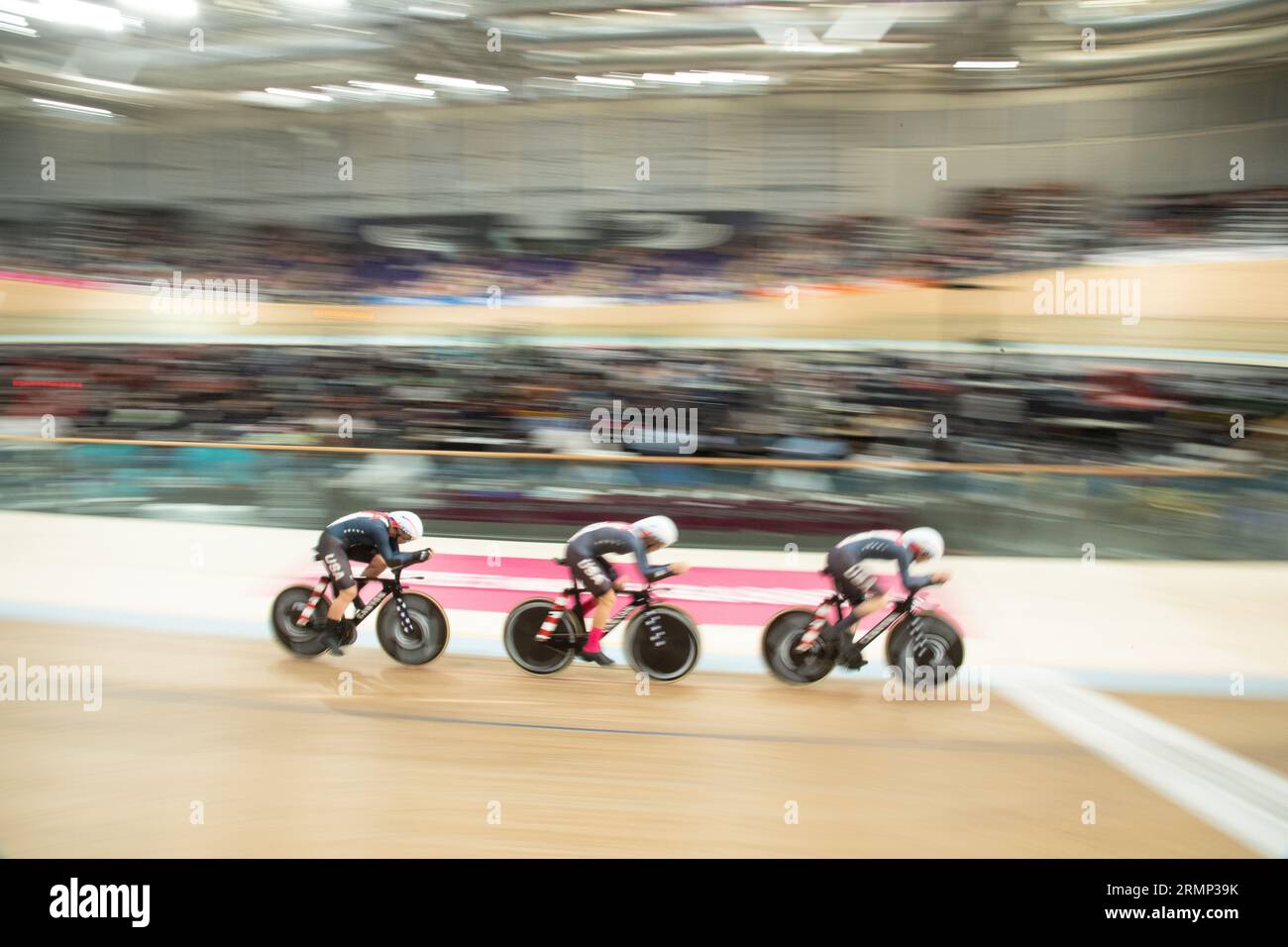 Jennifer Valente, Chloe Dygert et Lilly Williams de la poursuite par équipe féminine américaine lors des qualifications aux Championnats du monde de cyclisme sur piste UCI. Banque D'Images