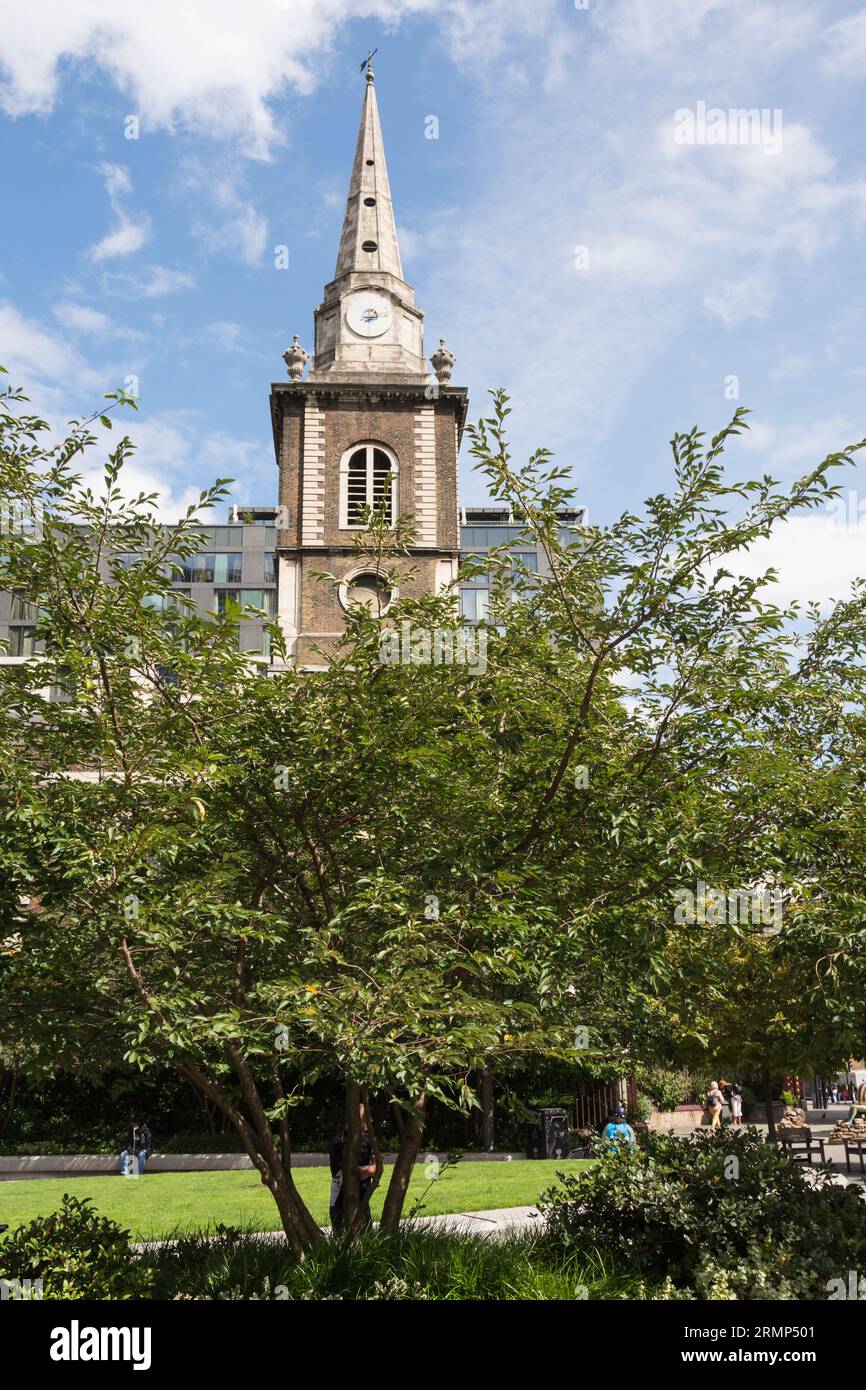 Le cimetière et la tour de l'église et la flèche de St Botolph sans Aldgate, Aldgate High Street, Londres, EC3, Angleterre, ROYAUME-UNI Banque D'Images