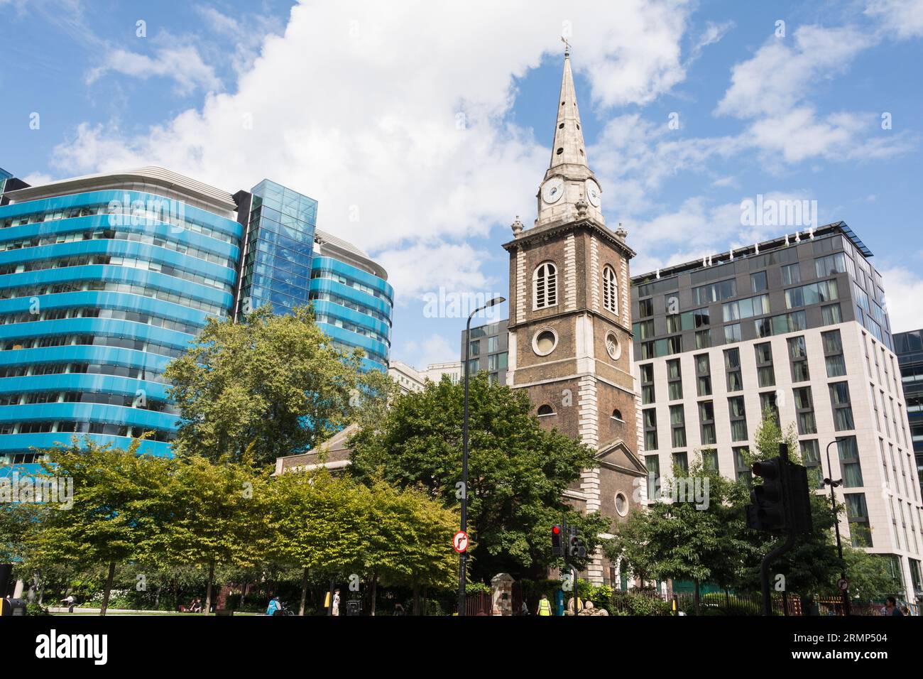 La tour de l'église et la flèche de St Botolph sans Aldgate avec le St Botolph Building en arrière-plan, Aldgate High Street, Londres, Angleterre, Royaume-Uni Banque D'Images