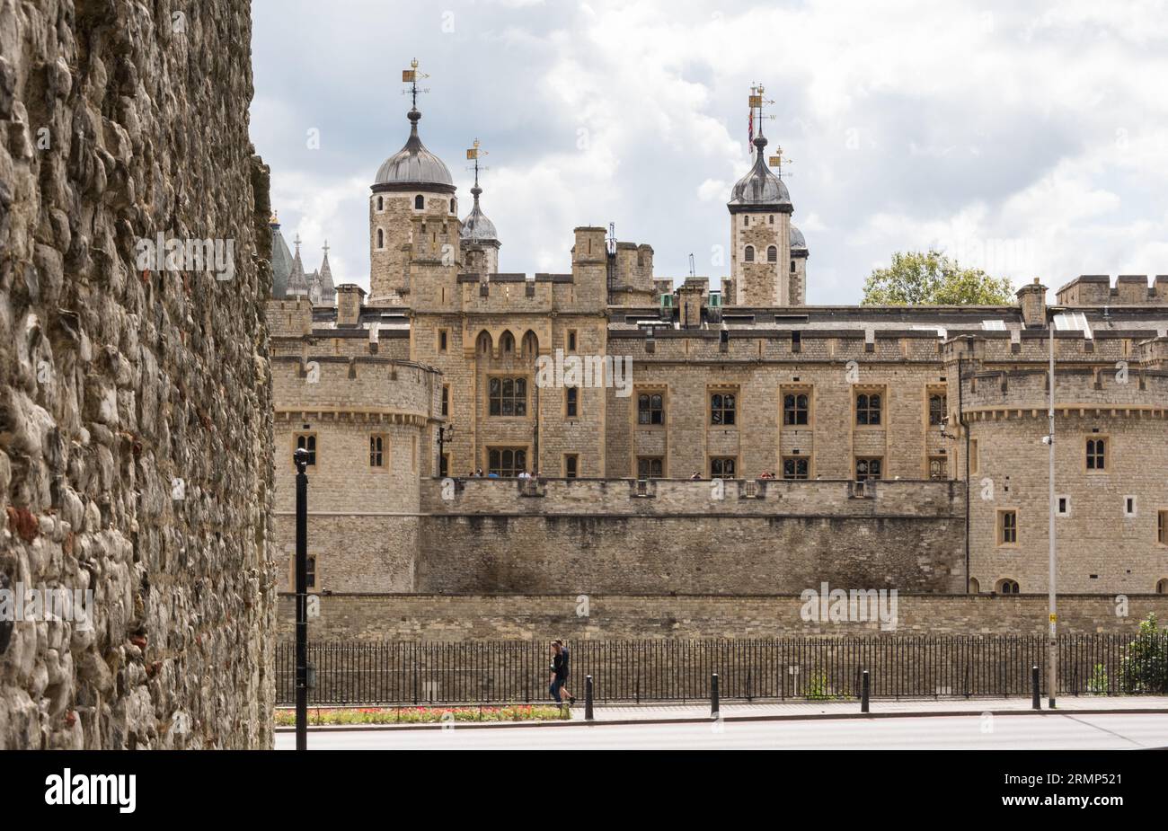 Les vestiges du mur de Londres (AD 200) qui entourait Londinium (Londres) à l'époque romaine avec la Tour Blanche de Londres en arrière-plan. Banque D'Images