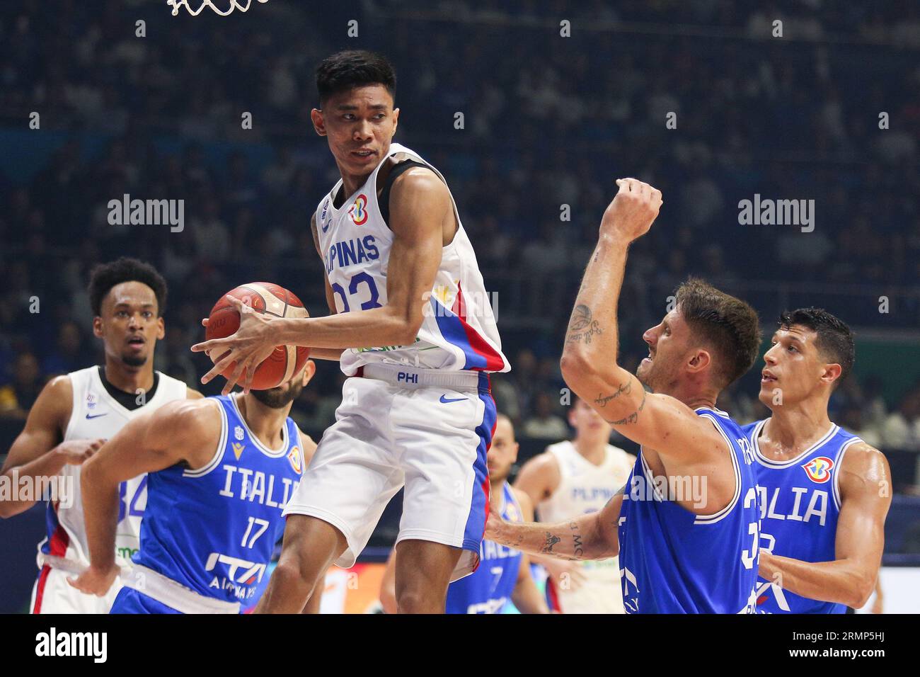 Quezon City, Philippines. 29 août 2023. Lors du match de coupe du monde FIBA 2023 entre l'Italie (bleu) et les Philippines (blanc) au Smart Araneta Coliseum. L'Italie a gagné 90-83. (Photo de Dennis Jerome Acosta/Pacific Press) crédit : Pacific Press Media production Corp./Alamy Live News Banque D'Images