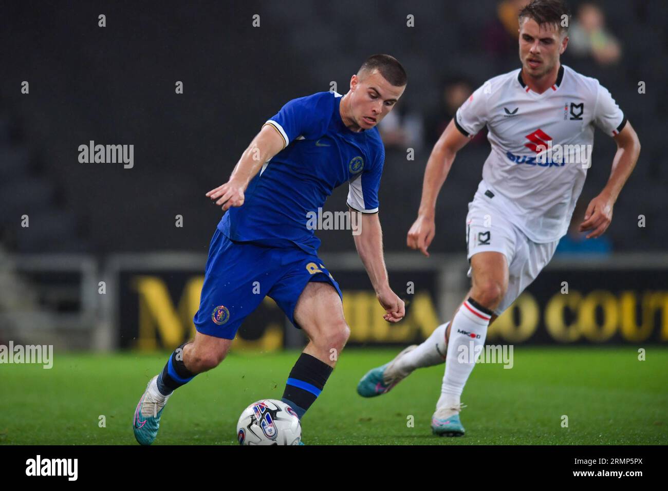 Ronnie Stutter (Chelsea 62) défié par Jack Tucker (Keynes dons 4) lors du match du trophée EFL entre MK dons et Chelsea au Stadium MK, Milton Keynes le mardi 29 août 2023. (Photo : Kevin Hodgson | MI News) crédit : MI News & Sport / Alamy Live News Banque D'Images