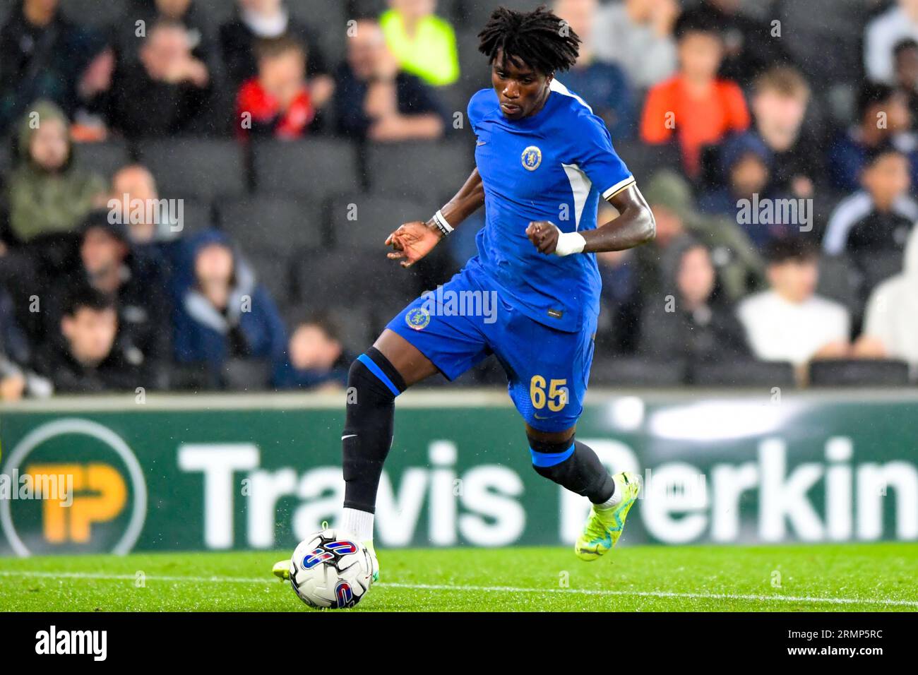 ATO Ampah (65 Chelsea) court avec le ballon lors du match du trophée EFL entre MK dons et Chelsea au Stadium MK, Milton Keynes le mardi 29 août 2023. (Photo : Kevin Hodgson | MI News) crédit : MI News & Sport / Alamy Live News Banque D'Images