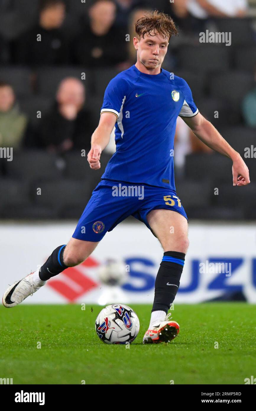 Brodi Hughes (57 Chelsea) croise le ballon lors du match du trophée EFL entre MK dons et Chelsea au Stadium MK, Milton Keynes le mardi 29 août 2023. (Photo : Kevin Hodgson | MI News) crédit : MI News & Sport / Alamy Live News Banque D'Images