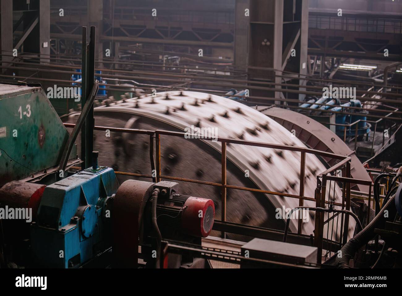 Le moulin broie le minerai dans une usine de traitement de traitement de minerai. Banque D'Images