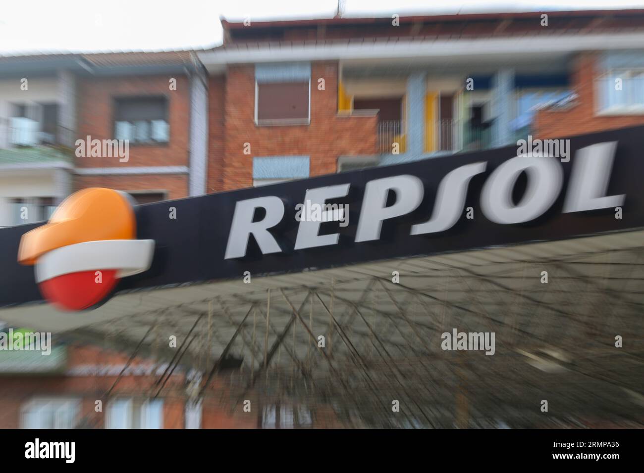 Oviedo, Asturies, Espagne. 29 août 2023. Le symbole de la marque Repsol pendant le Prix de l'essence dépasse les 1,8 euros et celui du diesel dépasse les 1,7 euros après huit semaines à la hausse. (Image de crédit : © Alberto Brevers/Pacific Press via ZUMA Press Wire) USAGE ÉDITORIAL SEULEMENT! Non destiné à UN USAGE commercial ! Banque D'Images