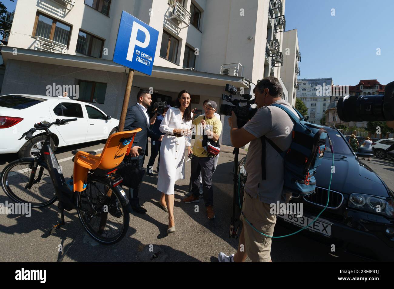 Bucarest, Roumanie. 28 août 2023 : Clotilde Armand, maire du secteur 1, quitte le parquet du secteur 1, où a été informée qu'elle est suspectée dans un dossier pénal établi sur la base du signalement de l'Agence nationale pour l'intégrité (ANI) pour avoir utilisé sa position officielle pour obtenir un revenu après s'être nommée directrice d'un projet européen visant à améliorer les capacités administratives locales en matière de développement, de mise en œuvre et de promotion de mesures de lutte contre la corruption. Crédit : Lucian Alecu/Alamy Live News Banque D'Images