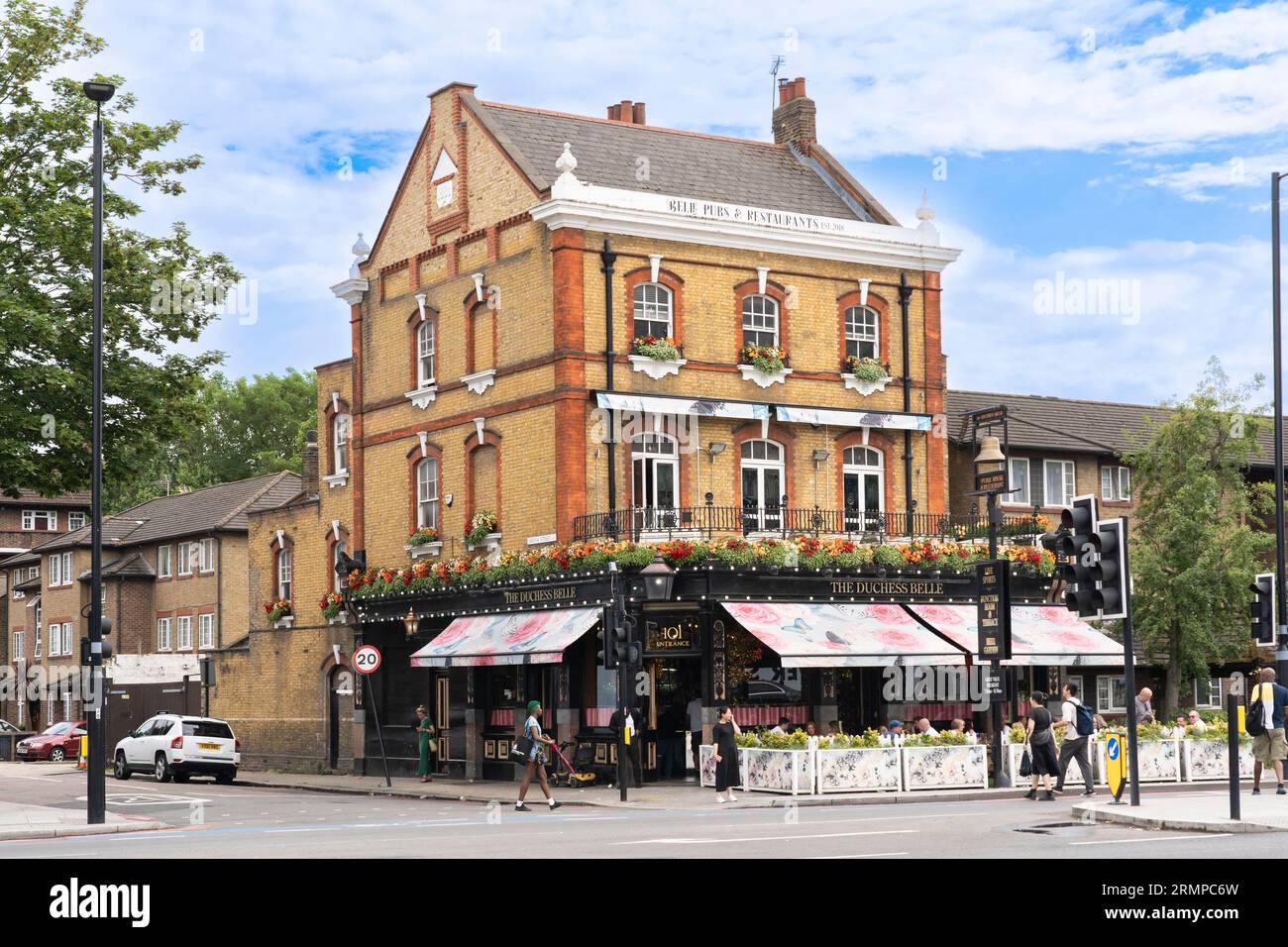 Le Duchess Belle est un pub victorien traditionnel londonien aux accents floraux en brique jaune datant de 1883, avec des paniers de fleurs suspendus à l'extérieur. ROYAUME-UNI Banque D'Images Le Duchess Belle est un pub victorien traditionnel londonien aux accents floraux en brique jaune datant de 1883, avec des paniers de fleurs suspendus à l'extérieur. ROYAUME-UNI Banque D'Images