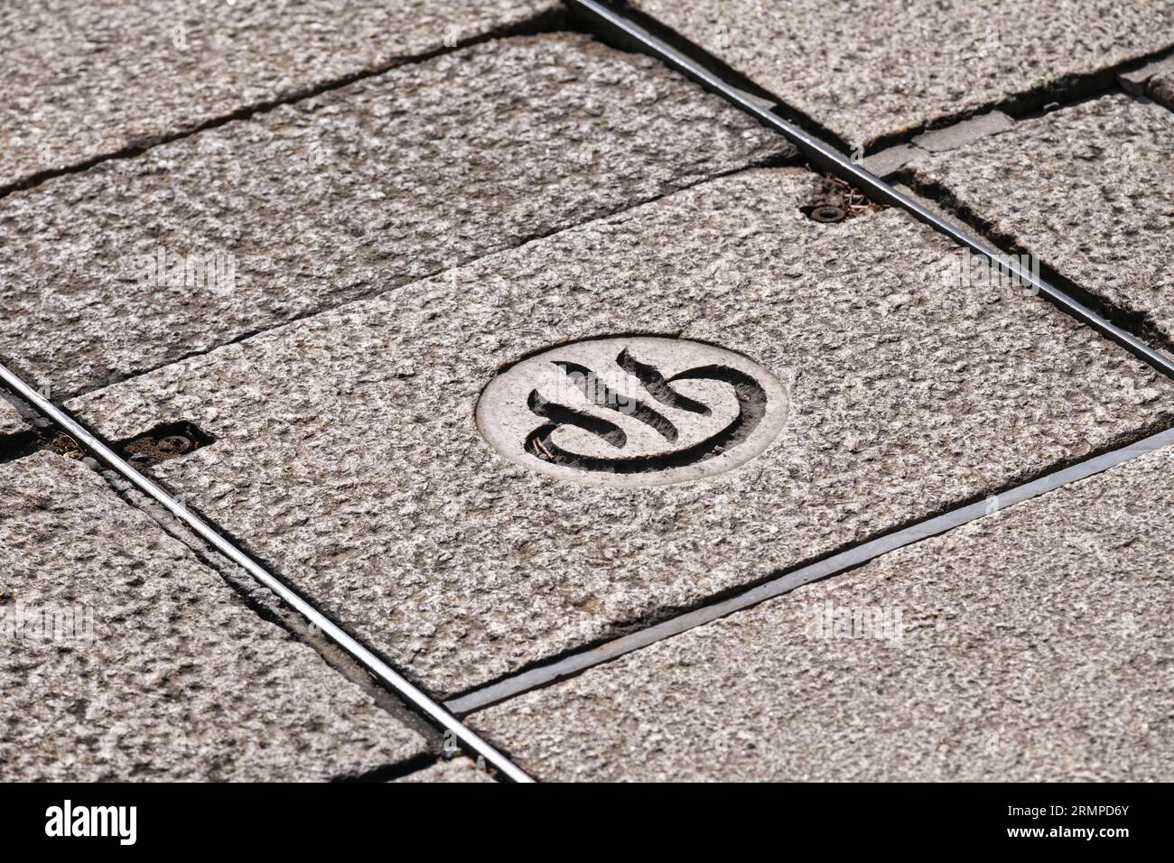 Japon, Kyushu, Beppu. Emblème du trottoir indiquant que la vapeur de source chaude se trouve sous le trottoir. Banque D'Images