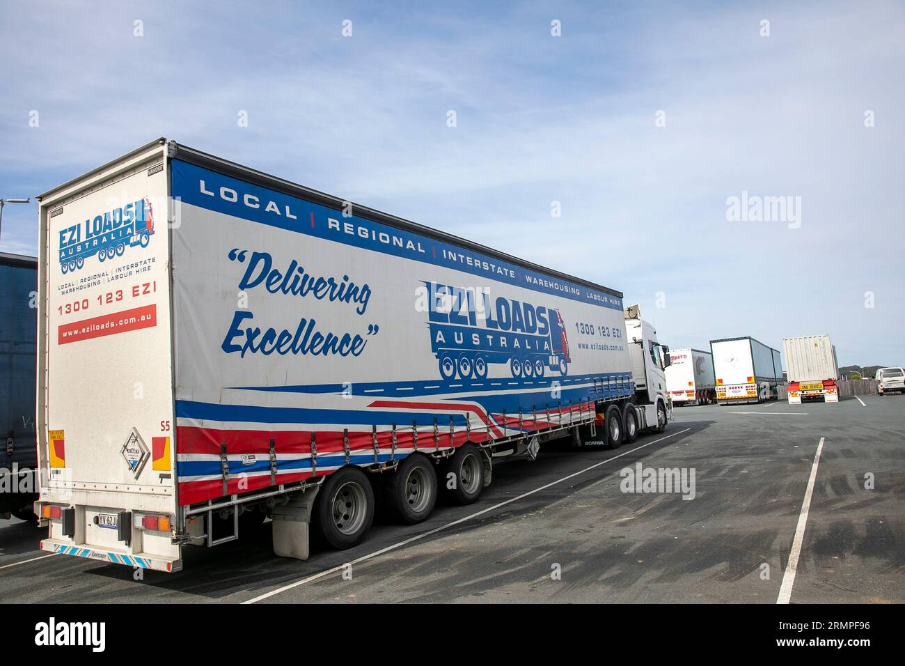 Camions poids lourds de fret australiens garés près de Port Macquarie en Nouvelle-Galles du Sud, Australie Banque D'Images