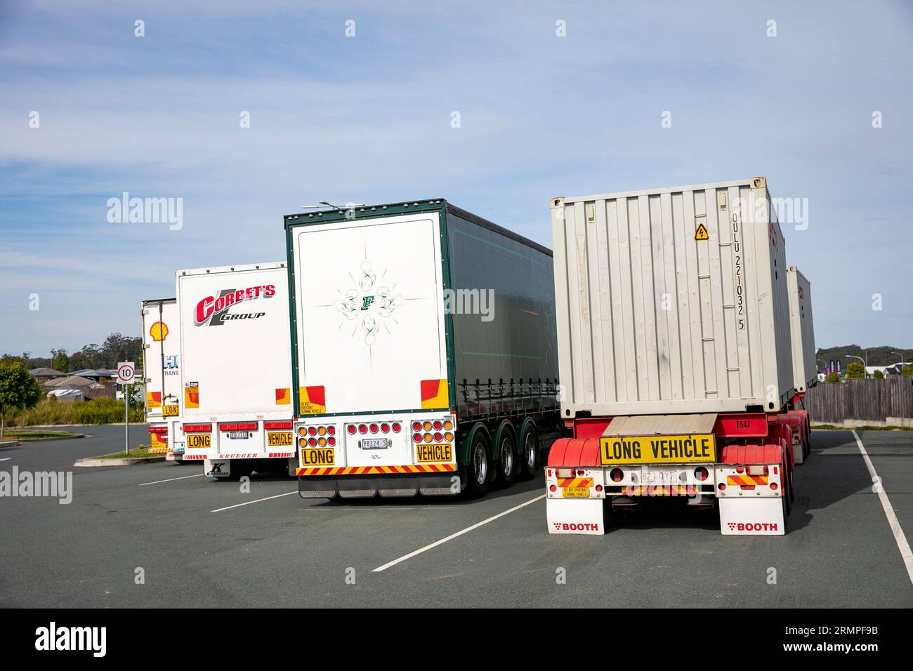 Camions poids lourds de fret australiens garés près de Port Macquarie en Nouvelle-Galles du Sud, Australie Banque D'Images