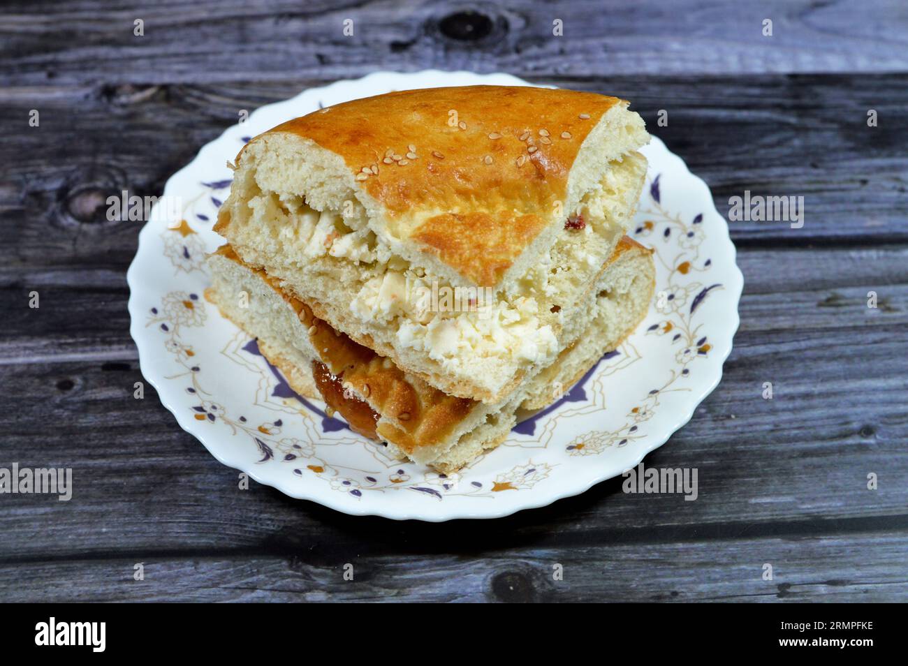 Fromage blanc et confiture de figues à l'intérieur d'un pain ouzbek tandyr Nan, un type de pain d'Asie centrale, souvent décoré par estampage de motifs sur la pâte à l'aide d'un Banque D'Images