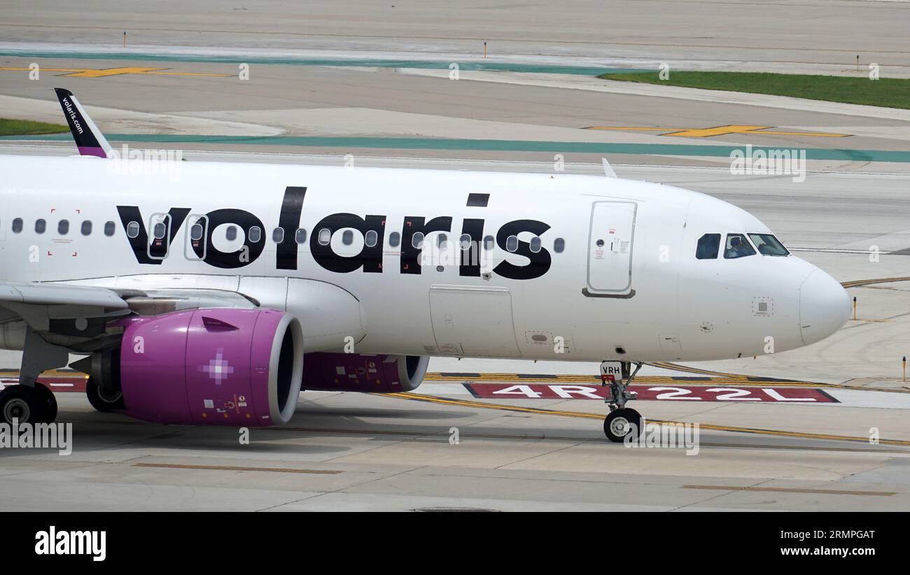 L'Airbus A320 de Volaris circule sur la piste après avoir atterri à l'aéroport international Midway de Chicago. Banque D'Images