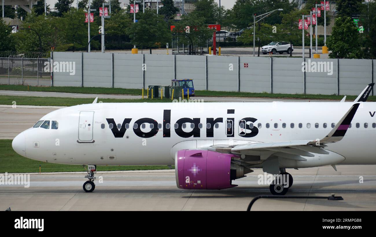 L'Airbus A320 de Volaris circule sur la piste après avoir atterri à l'aéroport international Midway de Chicago. Banque D'Images