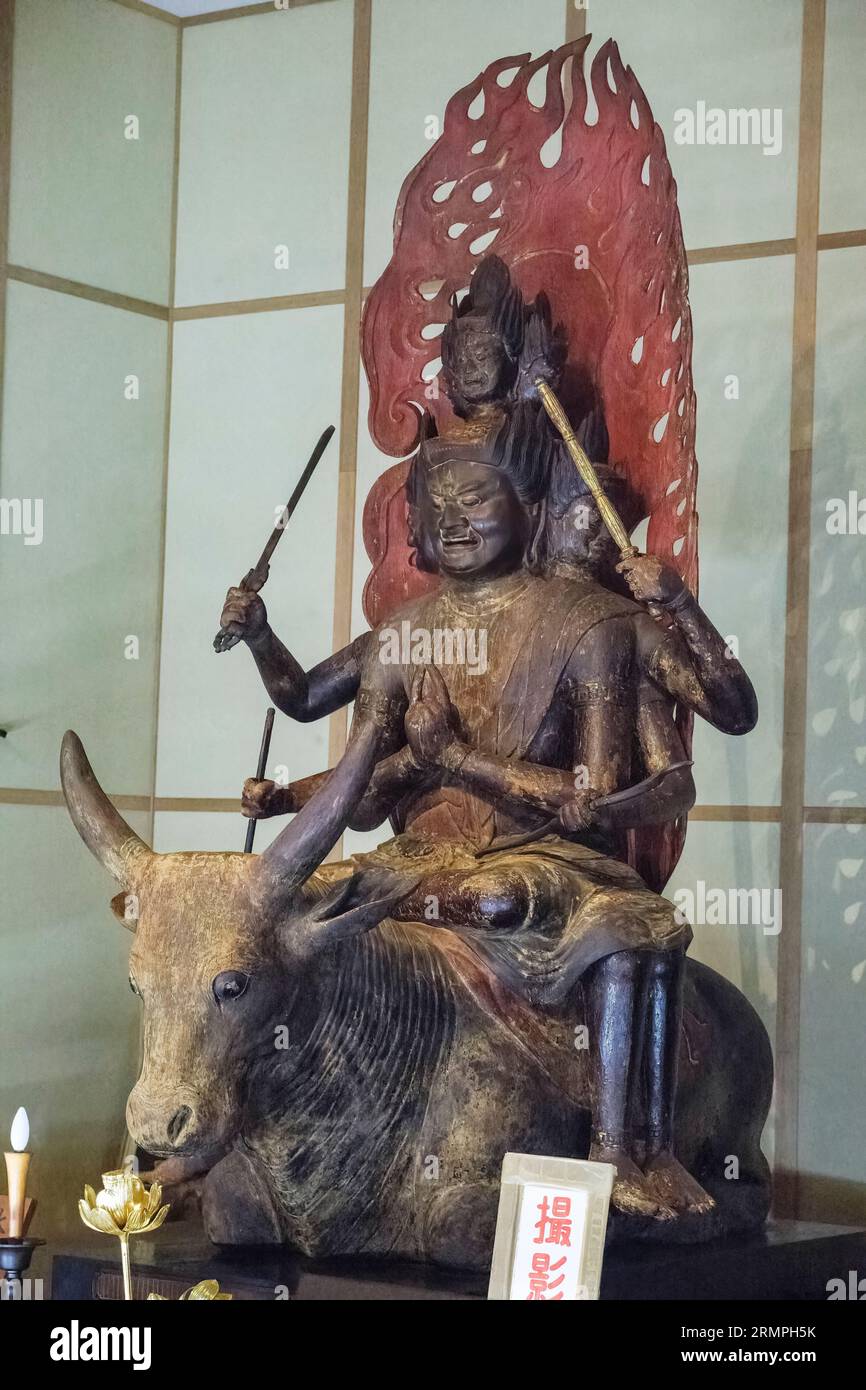Japon, Kyushu. Temple Makiodo, Daiitoku-Myo-o chevauchant un buffle d'eau vive. Banque D'Images