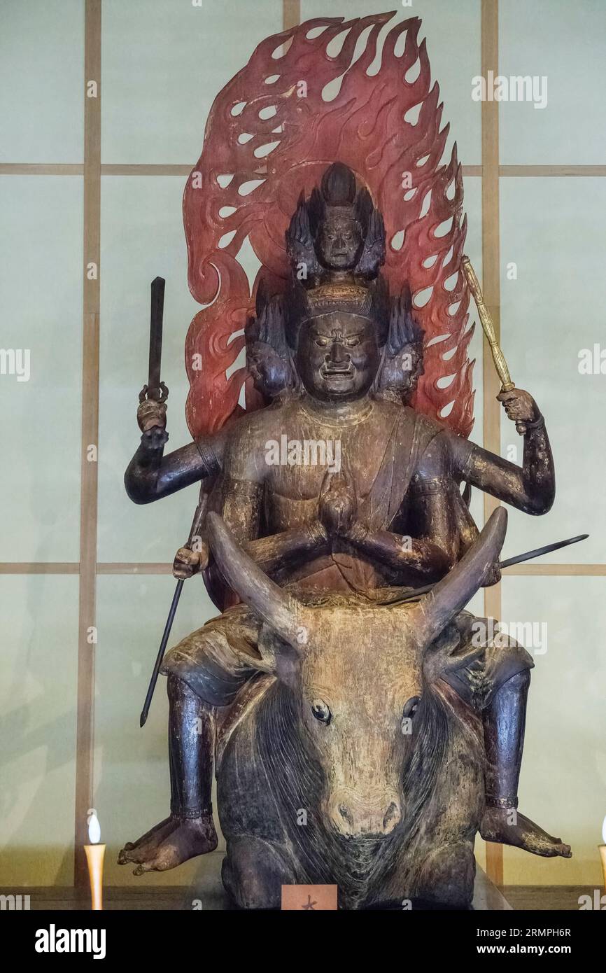 Japon, Kyushu. Temple Makiodo, Daiitoku-Myo-o chevauchant un buffle d'eau vive. Banque D'Images