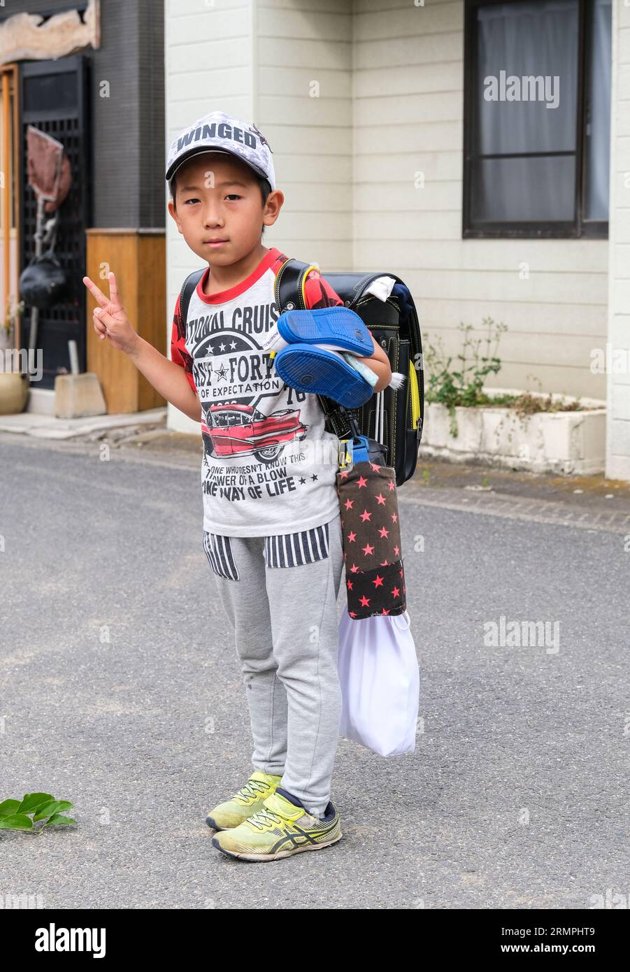 Japon, Kyushu. IMI. Jeune garçon sur son chemin de retour de l'école. Banque D'Images