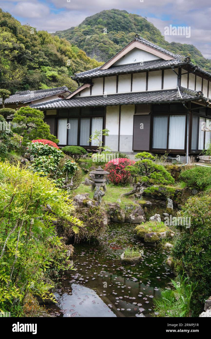 Japon, Kyushu, Préfecture d'Oita. Végétation décorant la cour de la maison en route vers le sanctuaire Shinto de Rakkanji. Banque D'Images