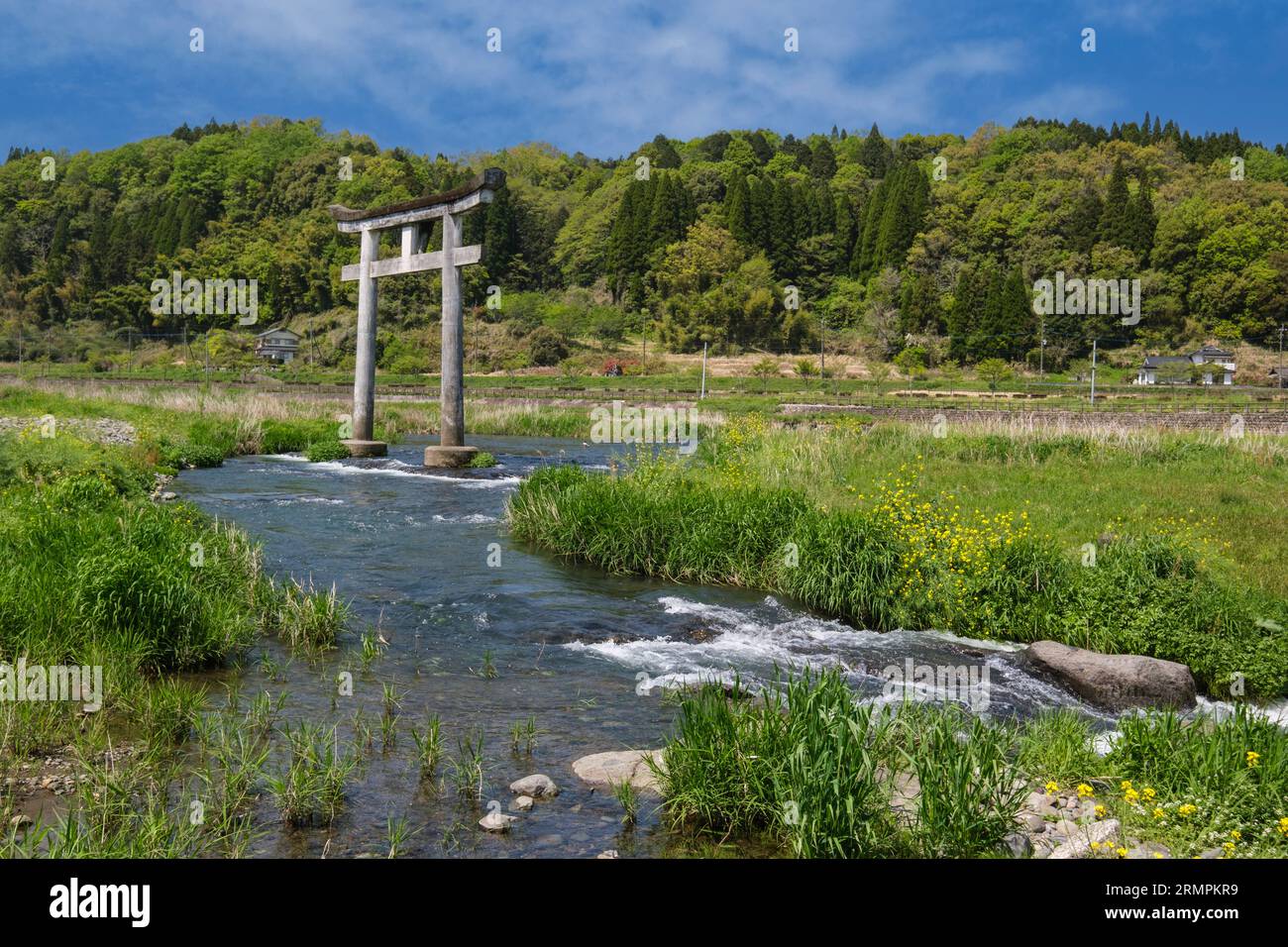 Japon, Kyushu. Stone Torii Gate au-dessus du ruisseau menant à Harajiri Falls. Préfecture d'Oita. Banque D'Images