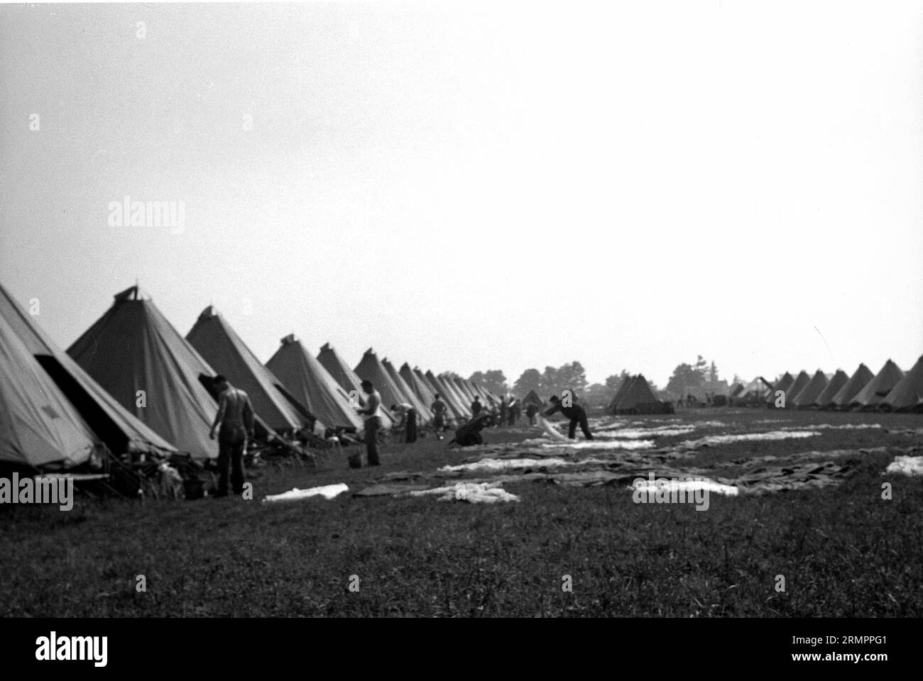 Soldats à l'extérieur des tentes. Les membres de la 114e division d’infanterie de l’armée des États-Unis s’entraînent pour combattre l’Allemagne en Europe pendant la Seconde Guerre mondiale. Banque D'Images