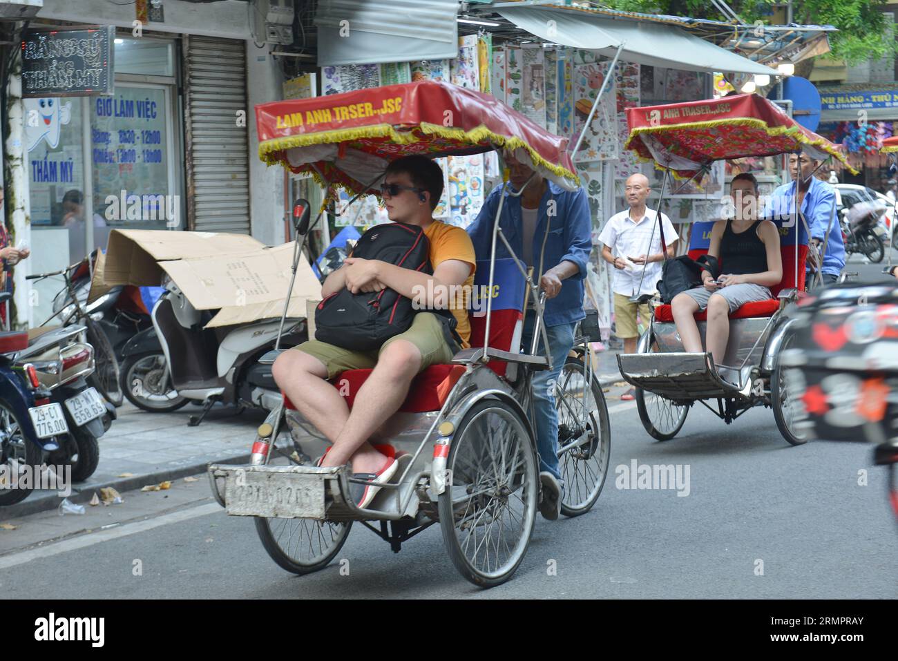 Les touristes choisissent de voyager en cyclo pour visiter le vieux quartier de Hanoi. 越南旅游. 越南旅游, वियतनाम पर्यटन, 베트남 관광, ベトナム観光, ឌូលីច វៀតណាម Banque D'Images