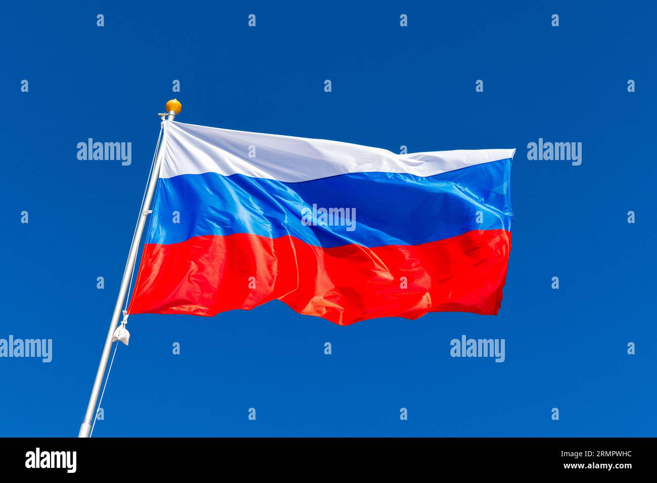 Le drapeau national de la Russie, le drapeau d'État de la Fédération de Russie est sur un mât sous le ciel bleu Banque D'Images