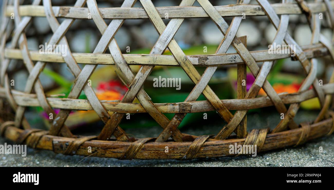 panier en bambou utilisé pour protéger l'offrande balinaise du poulet rural Banque D'Images