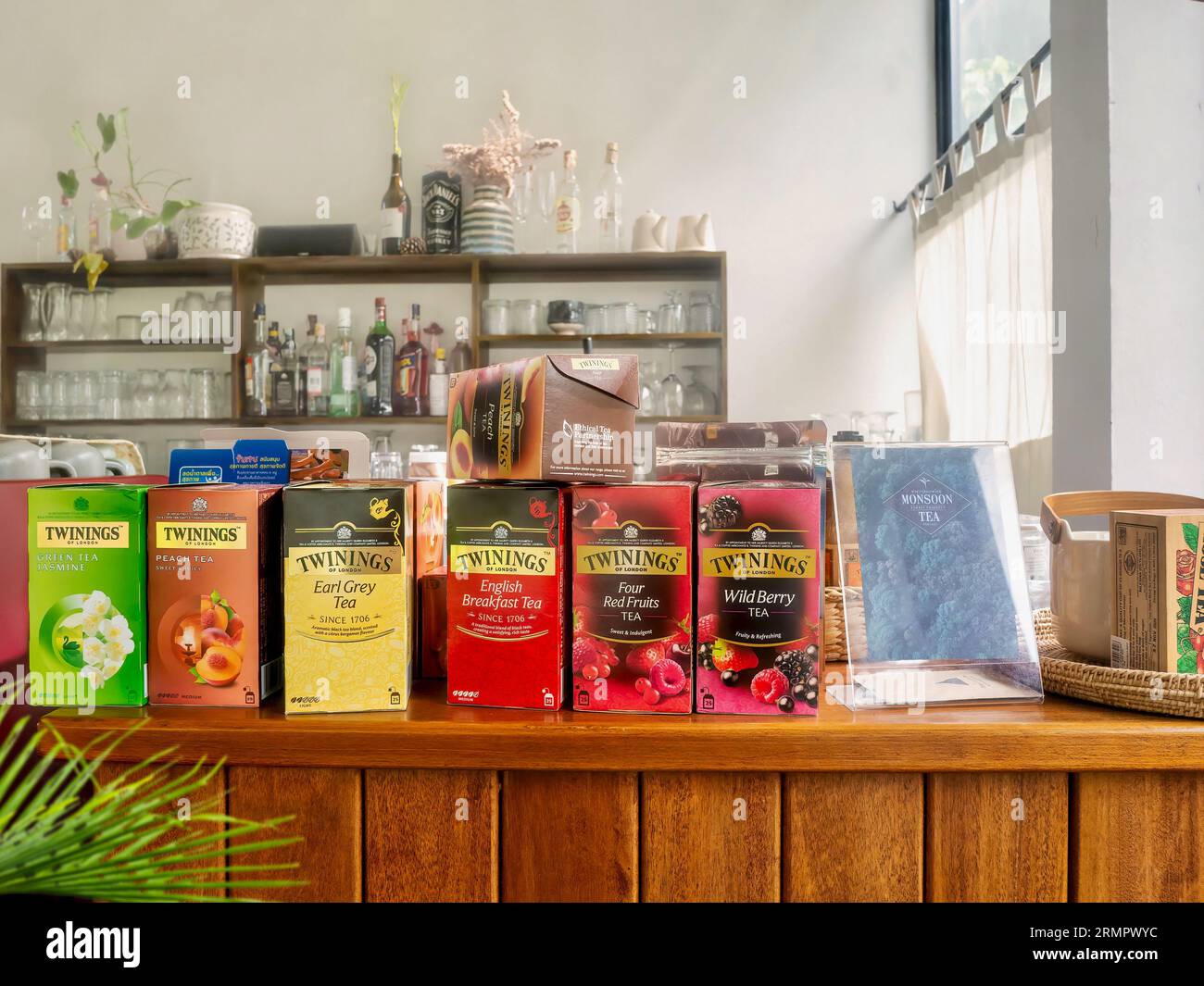 Bangkok, Thaïlande - 20 juillet 2022 : un assortiment coloré de boîtes à thé Twinings exposées sur un comptoir en bois dans un petit restaurant d'hôtel boutique. Banque D'Images