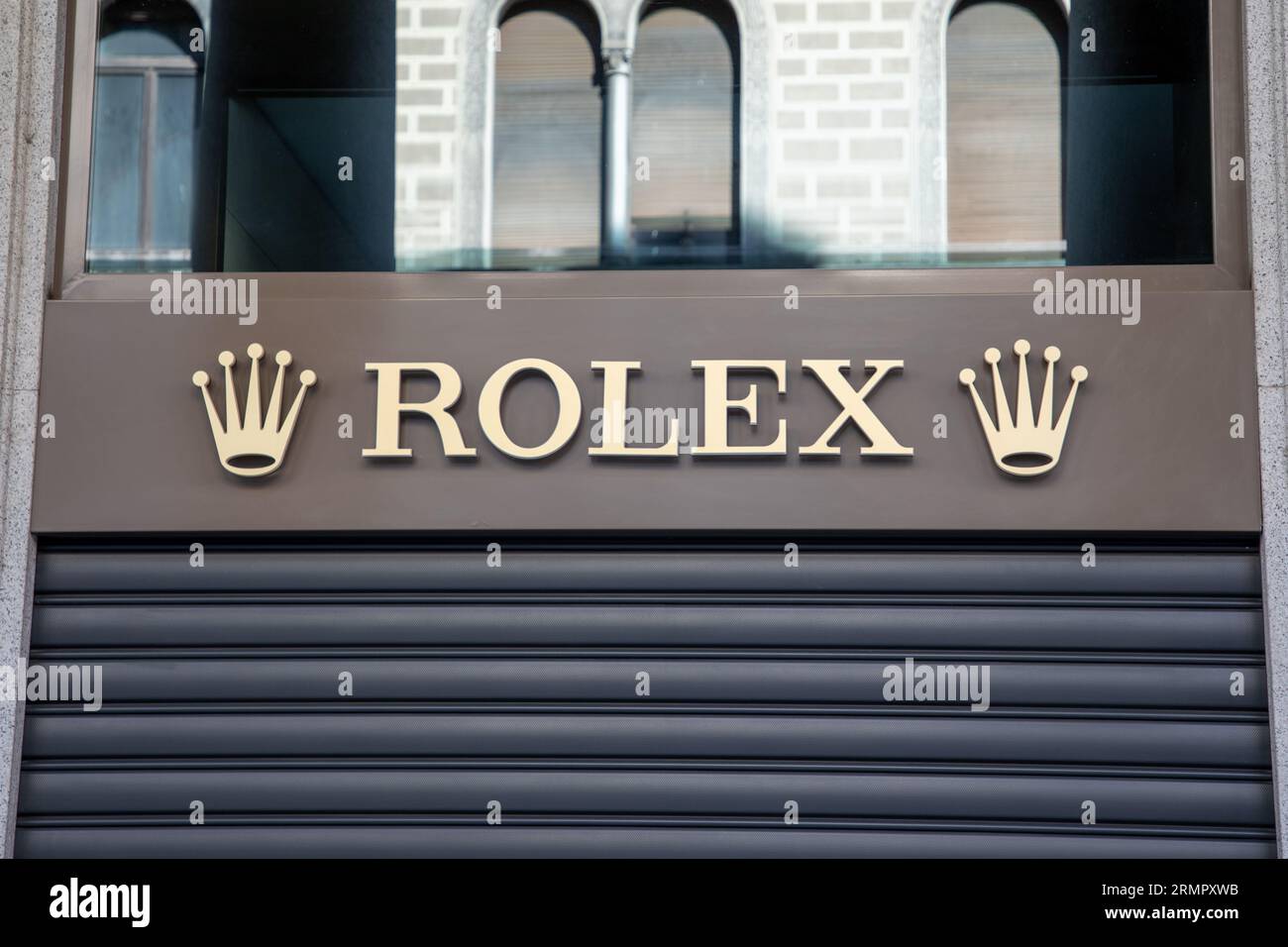 Bordeaux , France - 08 19 2023 : Rolex logo marque et signe de texte montres magasin mural boutique suisse boutique de luxe chaîne de montres fabricant de Genève SW Banque D'Images