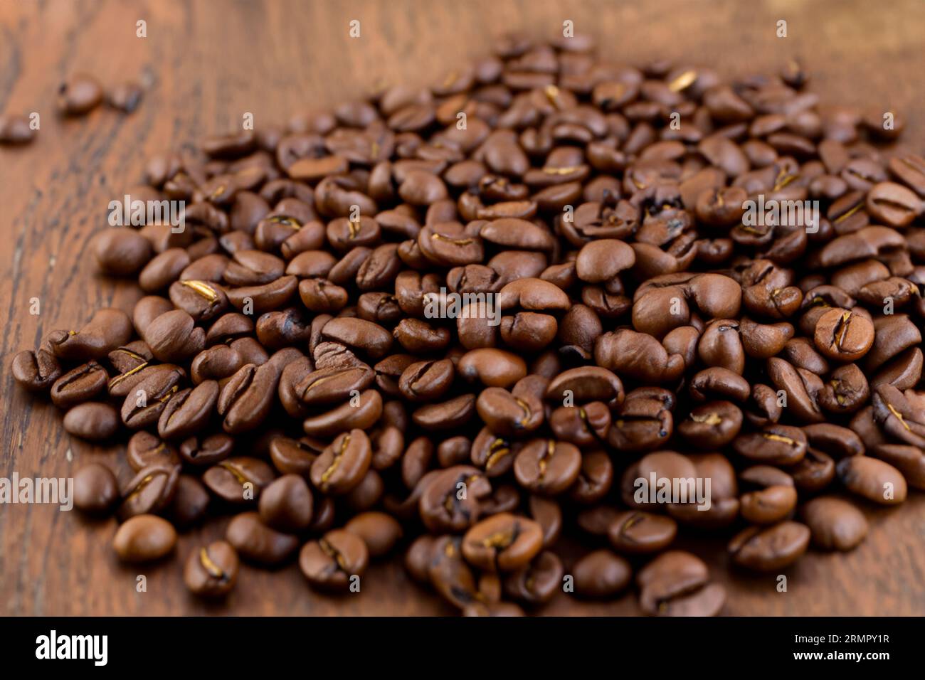 poudre de café moulu avec des grains de café bio sur la vieille table en bois Banque D'Images