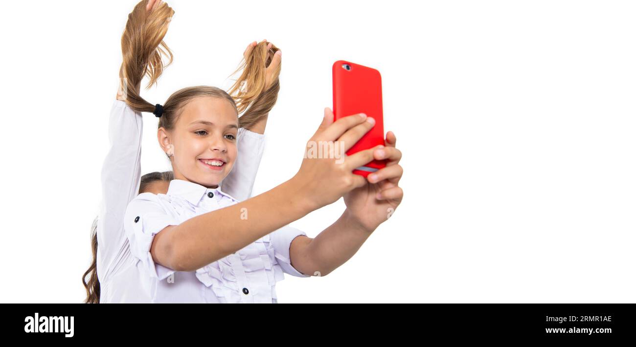 filles enfants ayant le temps de selfie. amis de l'école blogeant et prenant selfie avec le téléphone. écoliers faisant selfie en classe. retour à l'école Banque D'Images