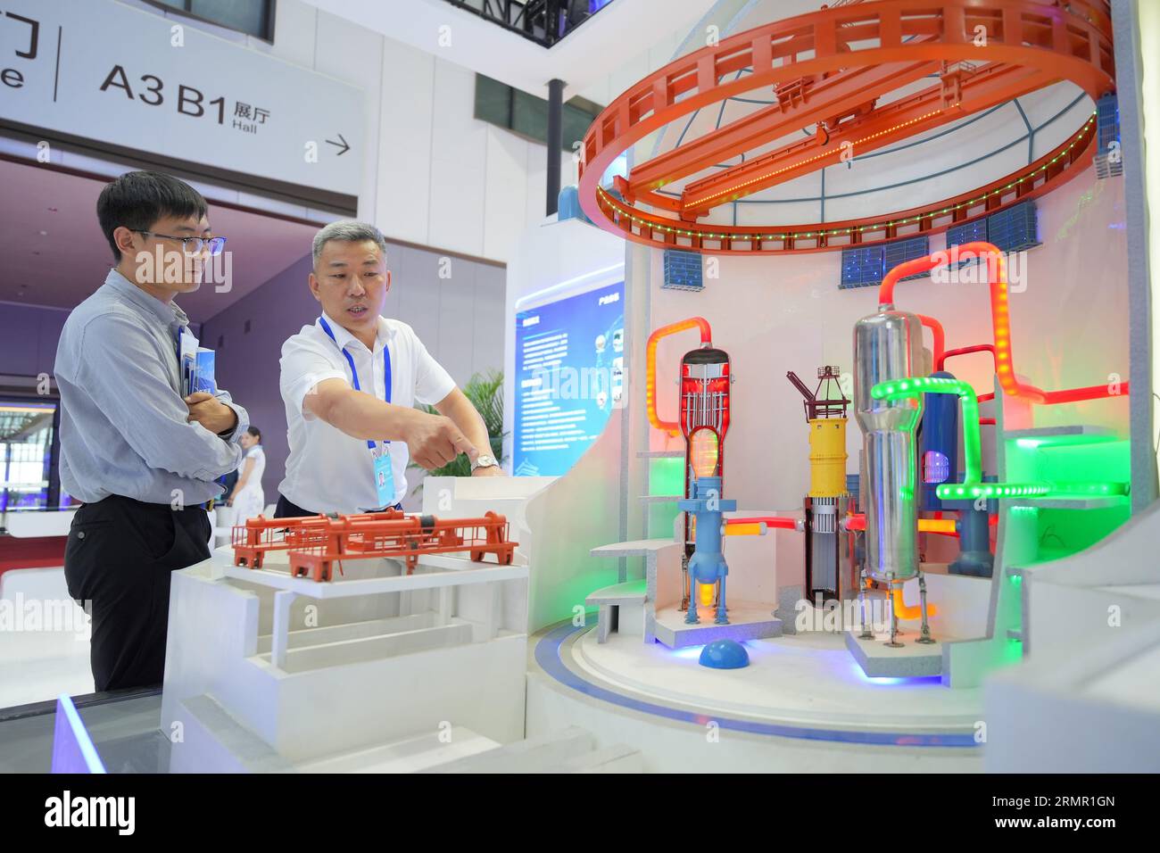 YANTAI, CHINE - 29 AOÛT 2023 - les visiteurs découvrent le modèle de l'unité nucléaire Hualong One au salon Green, Low-carbon and High Quality de 2023 Banque D'Images