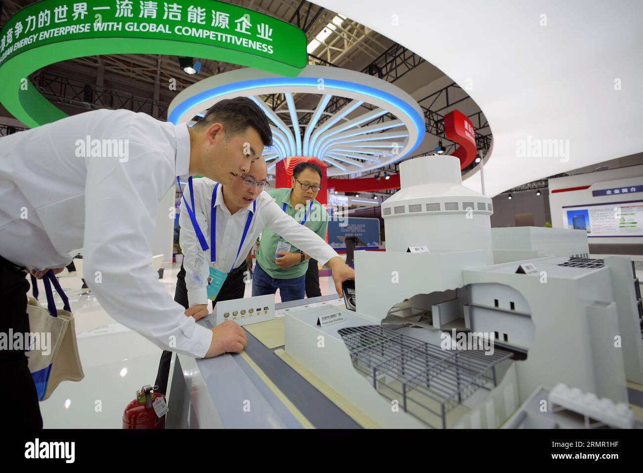 YANTAI, CHINE - 29 AOÛT 2023 - les visiteurs découvrent le modèle de l'unité nucléaire Guohe No. 1 au de 2023 Green, Low-carbon and High Quality Banque D'Images