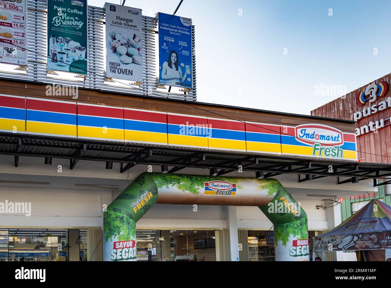 Lombok, Indonésie - 08.21.2023 : magasin Indomaret à Lombok, Indonésie. Indomaret est la première et la plus grande chaîne de dépanneurs en Indonésie. Banque D'Images