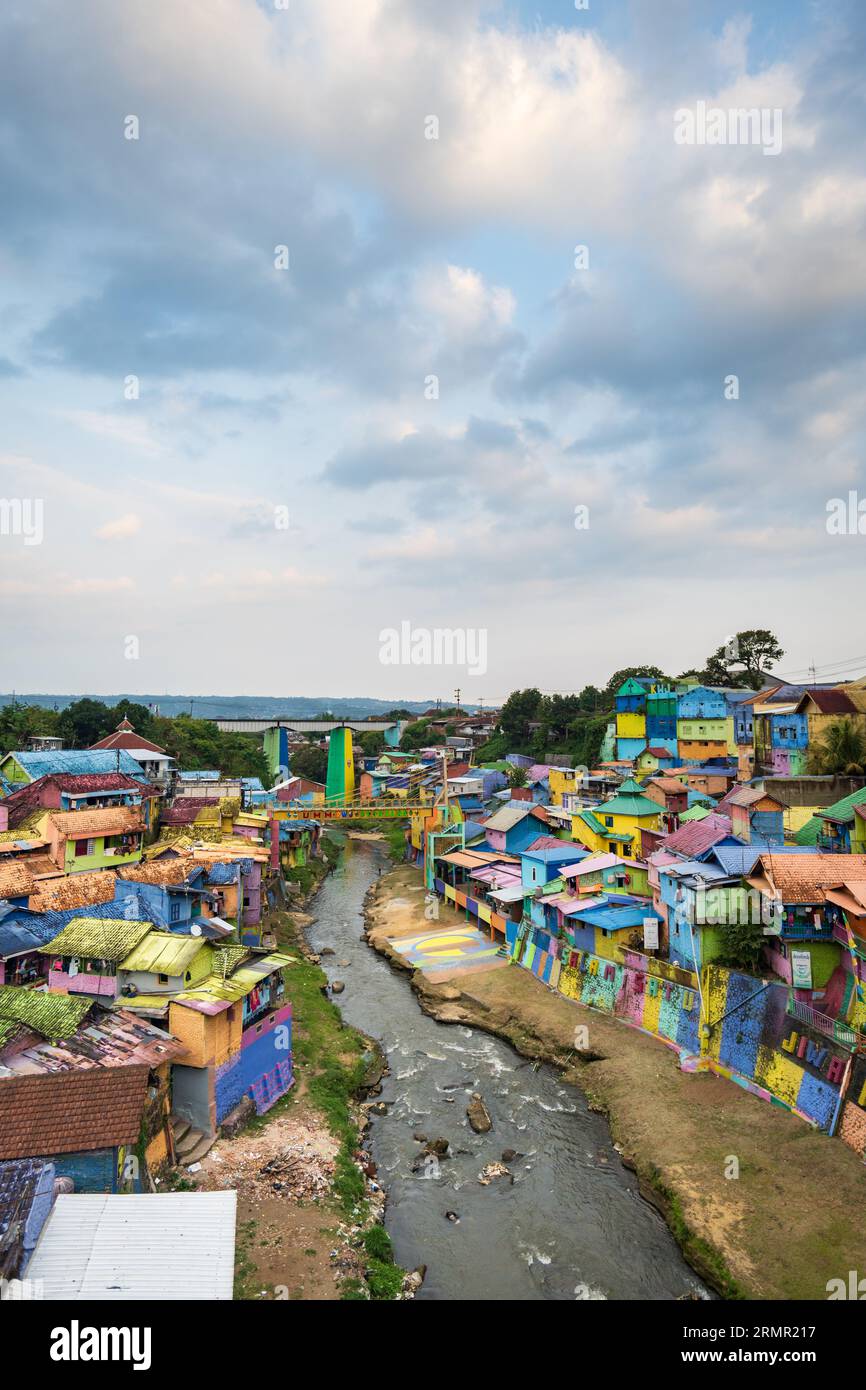 Malang, Indonésie - 08.12.2023 : Kampung Warna-Warni Jodipan, le village de la couleur à Malang, Indonésie. Le village coloré est une attraction touristique dans la ville de Malang Banque D'Images