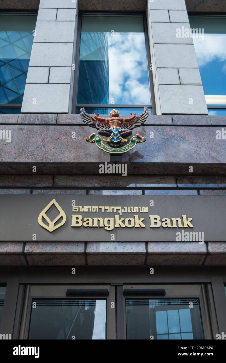 Gros plan de Bangkok Bank Garuda (demi-homme et demi-oiseau) signalisation mythique des oiseaux, St Mary axe, City of London, EC3, Angleterre, ROYAUME-UNI Banque D'Images