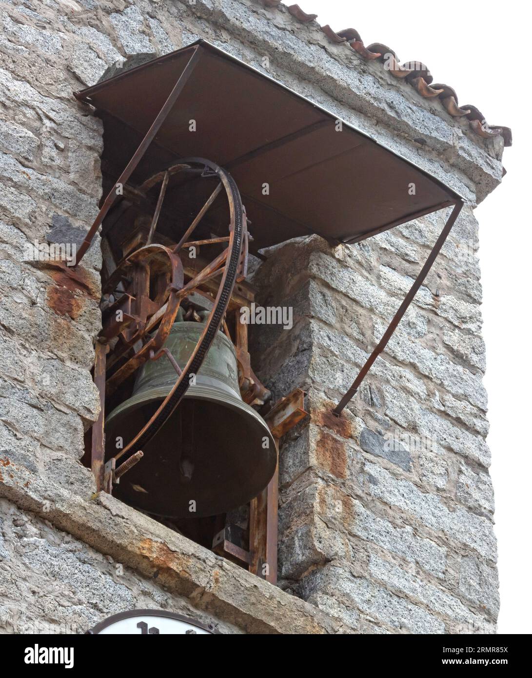 Très vieille cloche accrochée dans un vieux clocher, Italie Banque D'Images