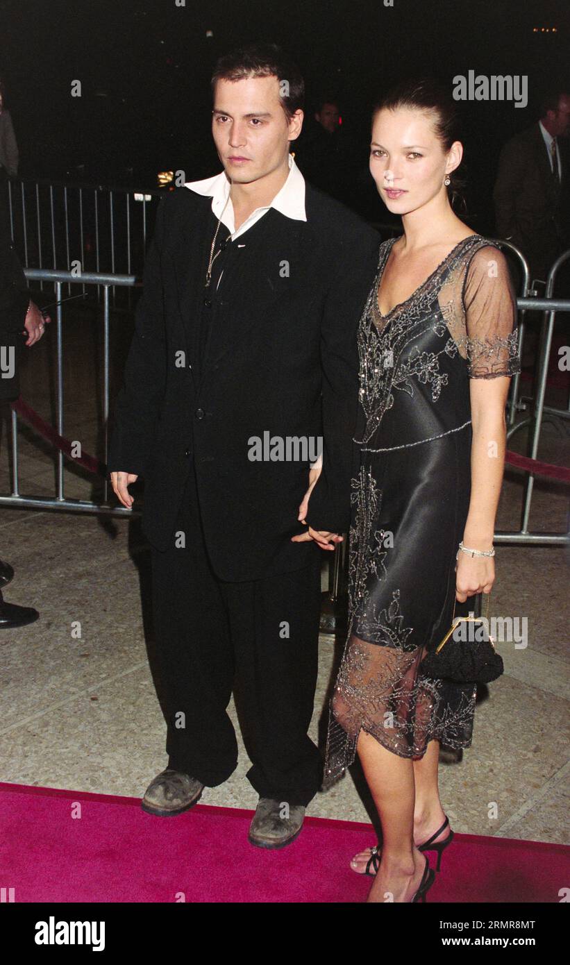 LOS ANGELES, CALIFORNIE. 2 mars 1997 : l'acteur Johnny Depp & la mannequin Kate Moss à la première de Donnie Brasco à Los Angeles. Photo : Paul Smith / Featureflash Banque D'Images