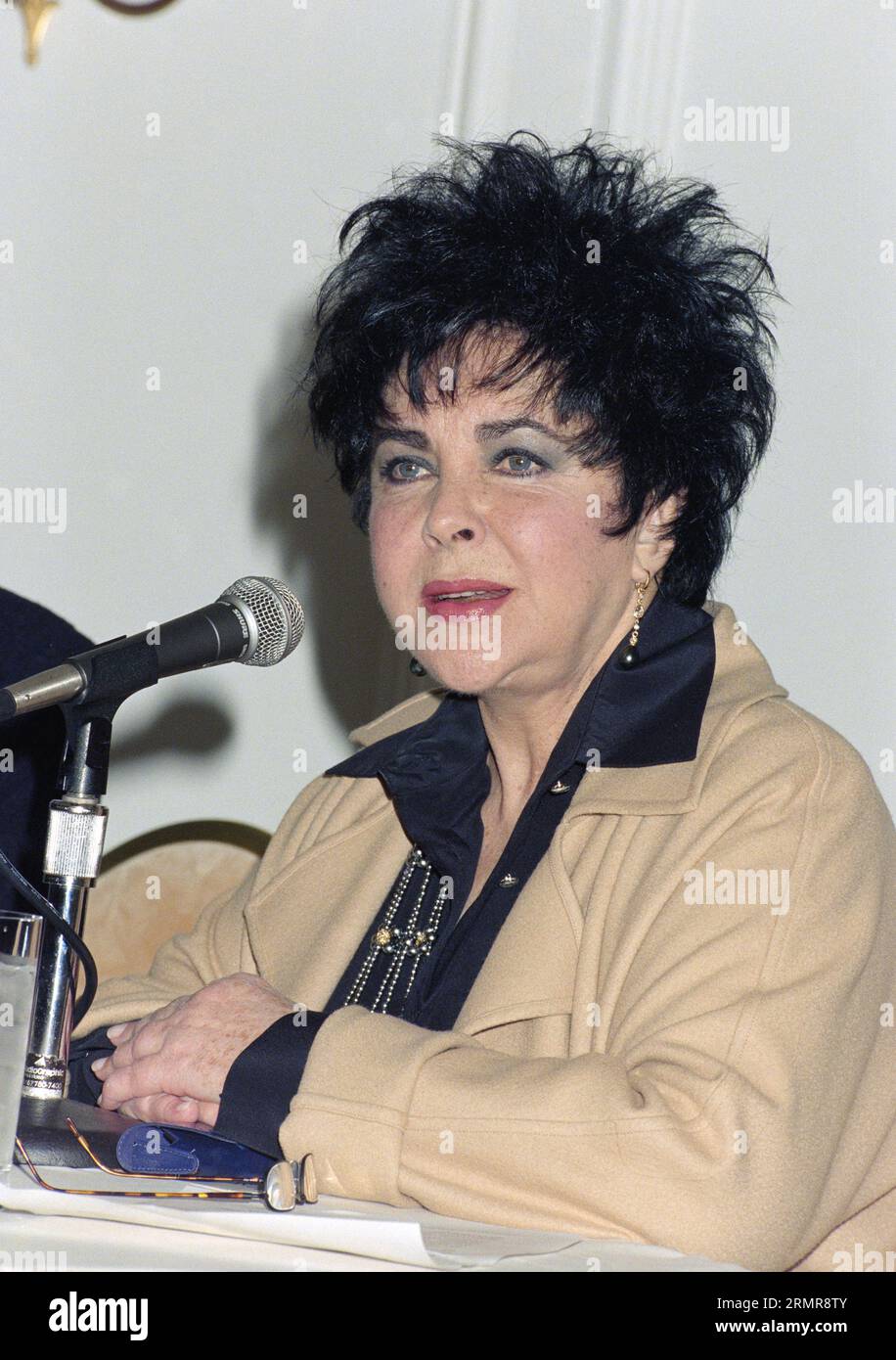 LOS ANGELES, CALIFORNIE. 24 janvier 1997 : l'actrice Elizabeth Taylor annonce la création de "survivre : l'appel international pour les enfants", une opération caritative au profit des enfants de Tchétchénie. Photo : Paul Smith / Featureflash Banque D'Images