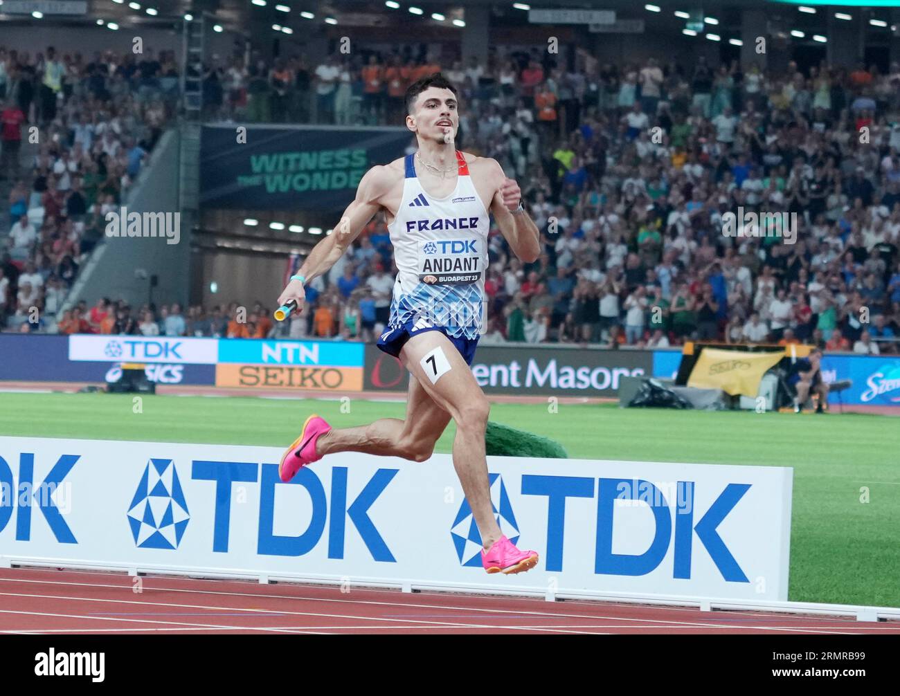 Budapest, Hongrie. 27 août 2023. Téo Andant (FRA) Médaille d'argent au Relais 4X400 M masculin lors des Championnats du monde d'athlétisme 2023 le 27 août 2023 au Nemzeti Atletikai Kozpont à Budapest, Hongrie - photo Laurent Dairys/DPPI crédit : DPPI Media/Alamy Live News Banque D'Images