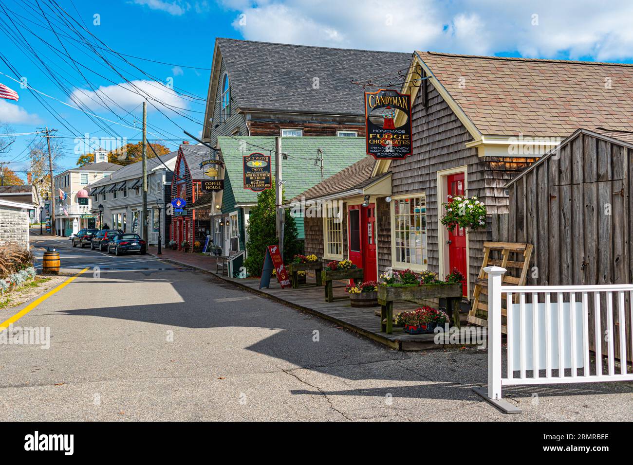 Kennebunkport, ME, États-Unis - quelques vieux magasins traditionnels sur Dock Square Road à Kennebunkport, Maine, États-Unis, par une journée ensoleillée tranquille à l'automne Banque D'Images