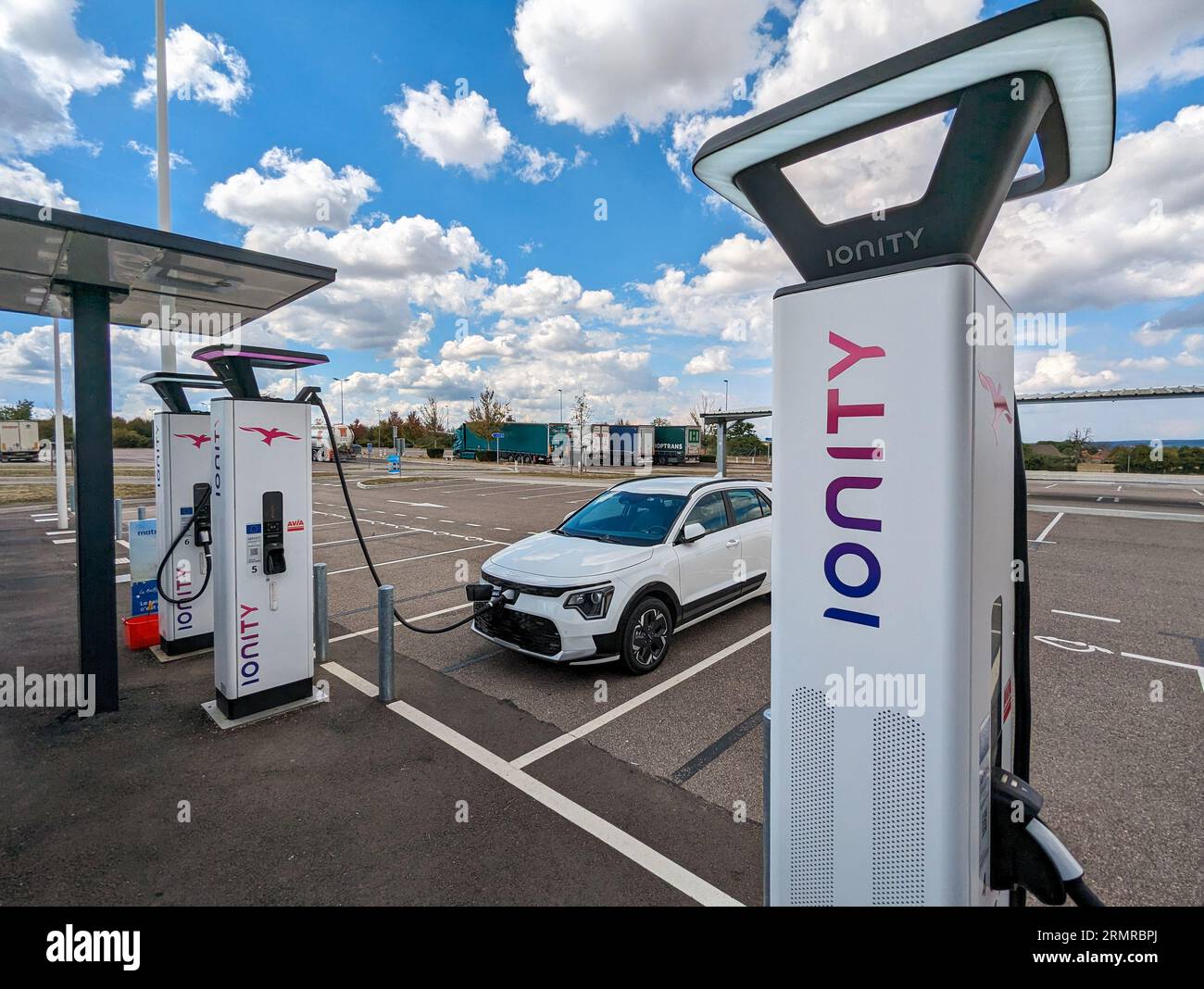 Borne de recharge pour véhicules électriques appartenant au réseau Ionity, située sur la zone de desserte Avia de Maison Dieu sur l’autoroute A6 Banque D'Images