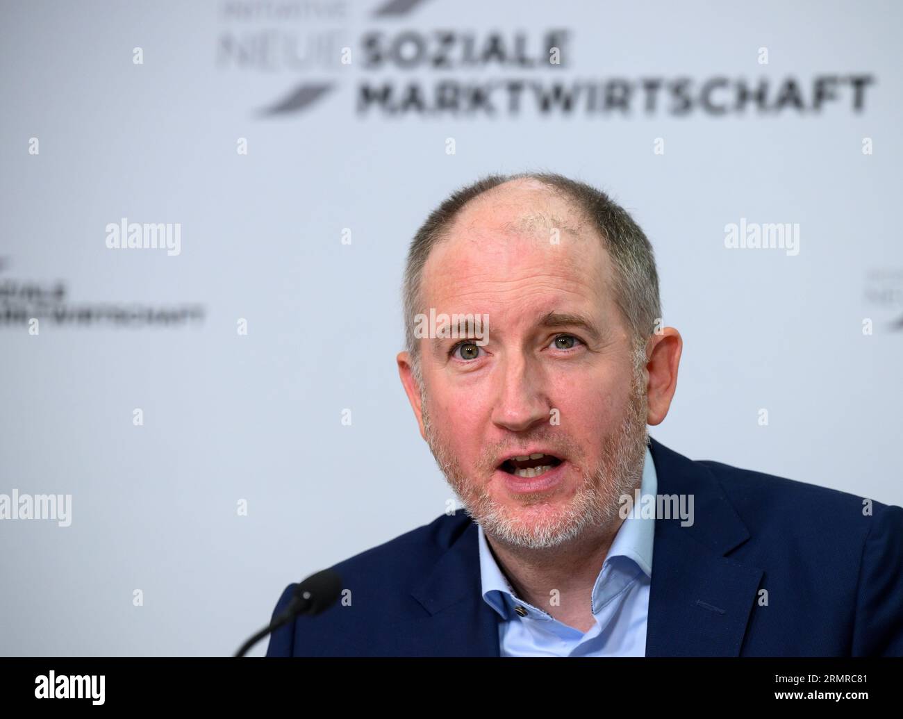 Berlin, Allemagne. 30 août 2023. Axel Plünnecke, auteur de l’étude, intervient lors d’une conférence de presse sur la présentation du 20e moniteur de l’éducation de l’INSM. L’Initiative Neue Soziale Marktwirtschaft (INSM), axée sur les entreprises, présente son classement annuel des États allemands avec ce qu’elle considère comme les meilleurs systèmes éducatifs. L'INSM est financé par les associations patronales et est une filiale de l'Institut der deutschen Wirtschaft. Crédit : Bernd von Jutrczenka/dpa/Alamy Live News Banque D'Images