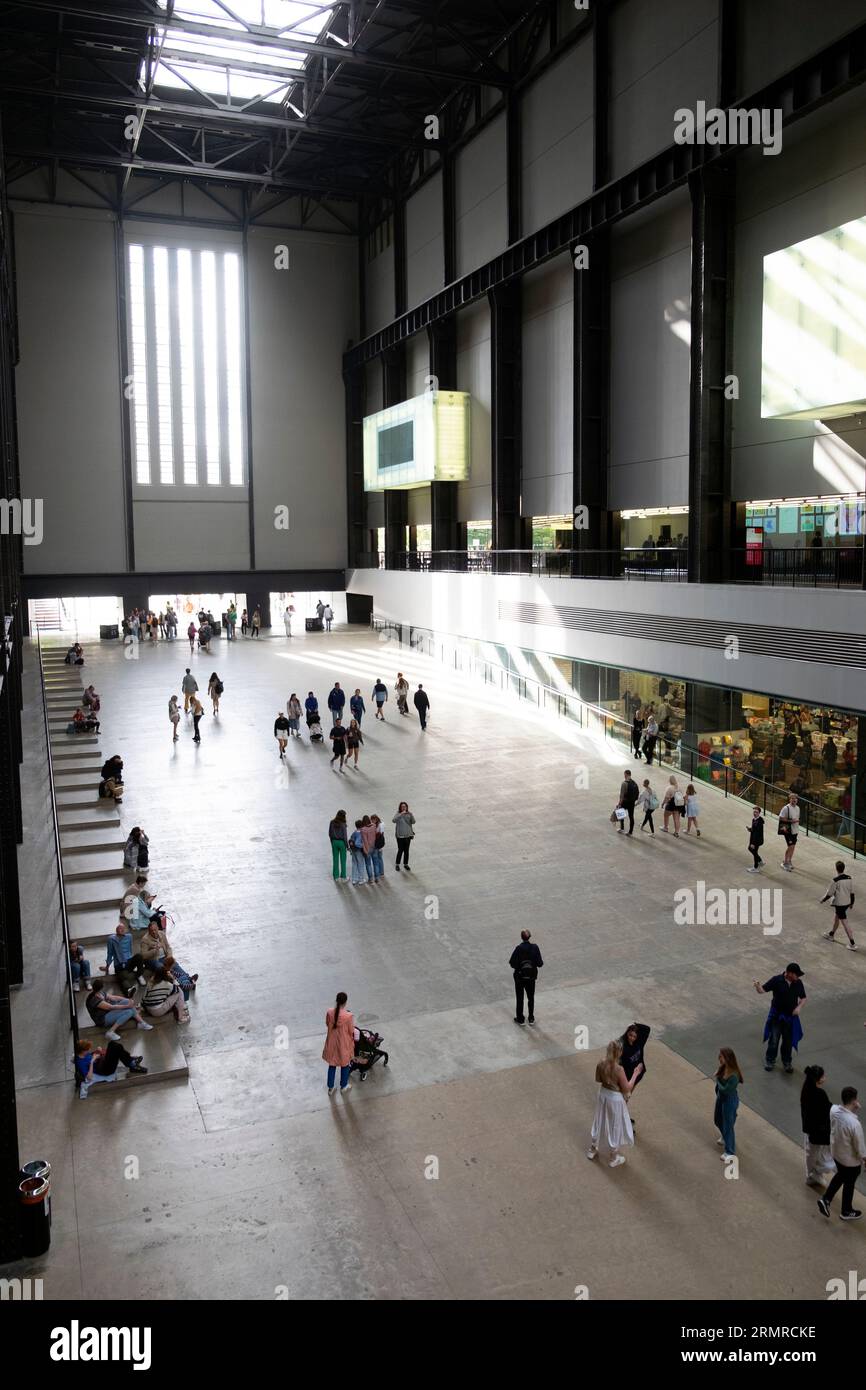 Vue verticale des personnes à l'intérieur de la turbine Hall Tate Modern Art Gallery Londres Angleterre Royaume-Uni 2023 Grande-Bretagne KATHY DEWITT Banque D'Images