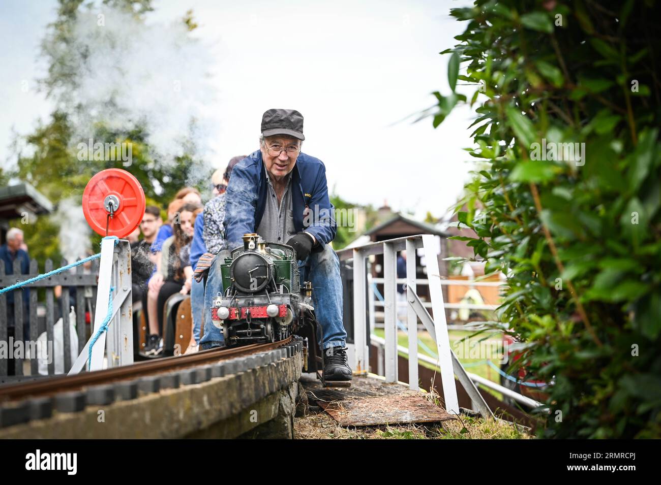 Lundi 28 août, Swansea, pays de Galles. Ivor Roberts est photographié au volant de l'un des trains à vapeur circulant à Derwen Fawr miniature Railway à Swansea. Le chemin de fer, qui abrite la Swansea Society of Model Engineers, ouvre ses portes tous les jours fériés et permet aux passagers de prendre un tour sur une variété de machines à vapeur entretenues et conduites par les membres du club. Banque D'Images