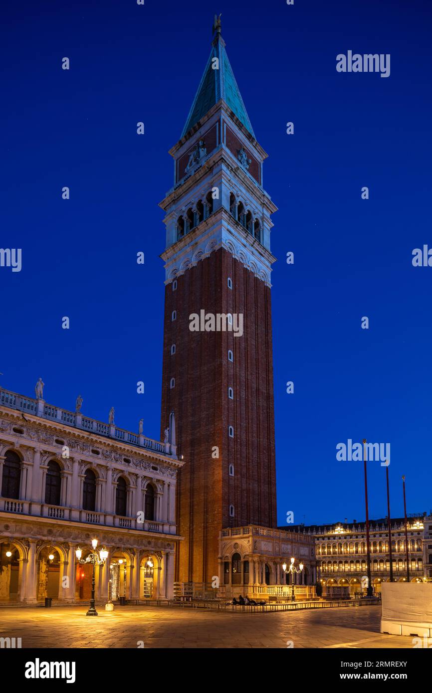 Campanile sur St. Marks Square à Venise tôt le matin Banque D'Images