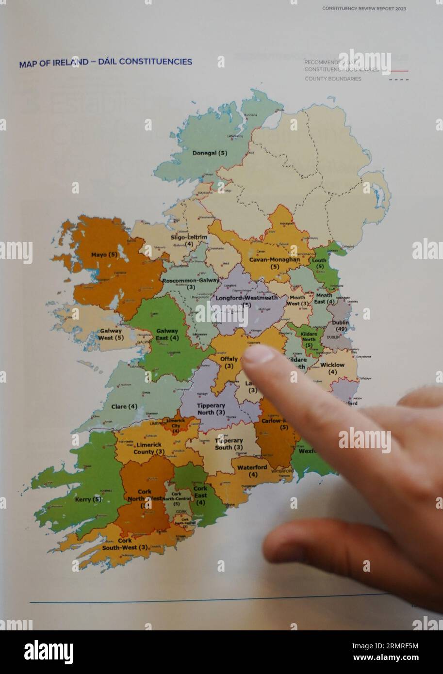 Un journaliste regarde une carte de l'Irlande montrant les circonscriptions de Dail lors d'une conférence de presse au Royal College of Physicians, Dublin, pour l'annonce par la commission électorale des nouvelles circonscriptions tant attendues pour l'Irlande, qui a recommandé le nombre de TDS augmenter de 160 à 174 en raison des règles constitutionnelles liées à une augmentation de la population, et le nombre de circonscriptions augmenter de 39 à 43. Date de la photo : mercredi 30 août 2023. Banque D'Images