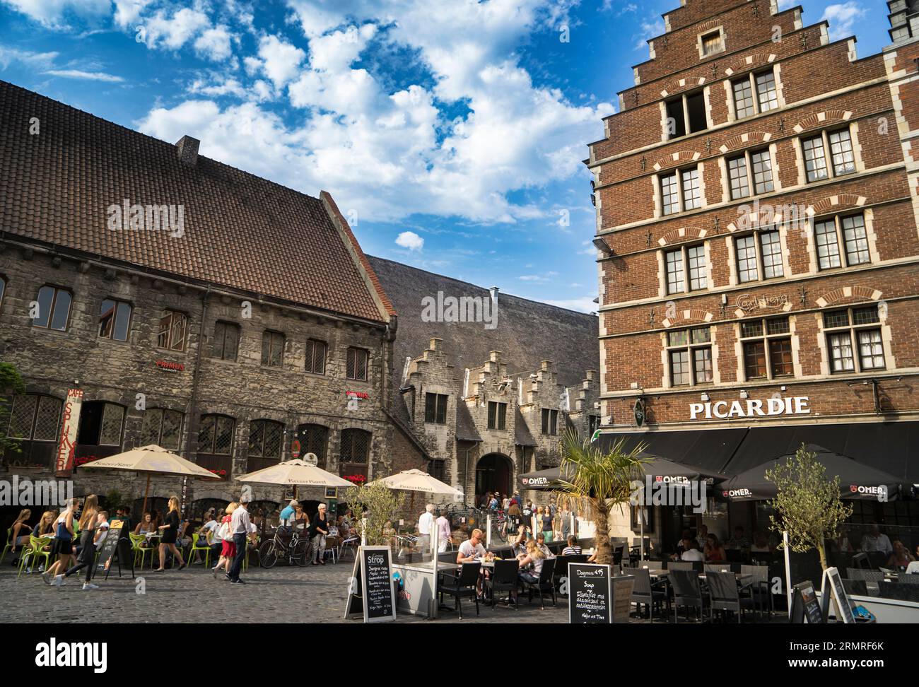 Journée ensoleillée sur une place centrale de la ville belge de Gand, très touristique, avec ciel bleu et nuages blancs. Banque D'Images