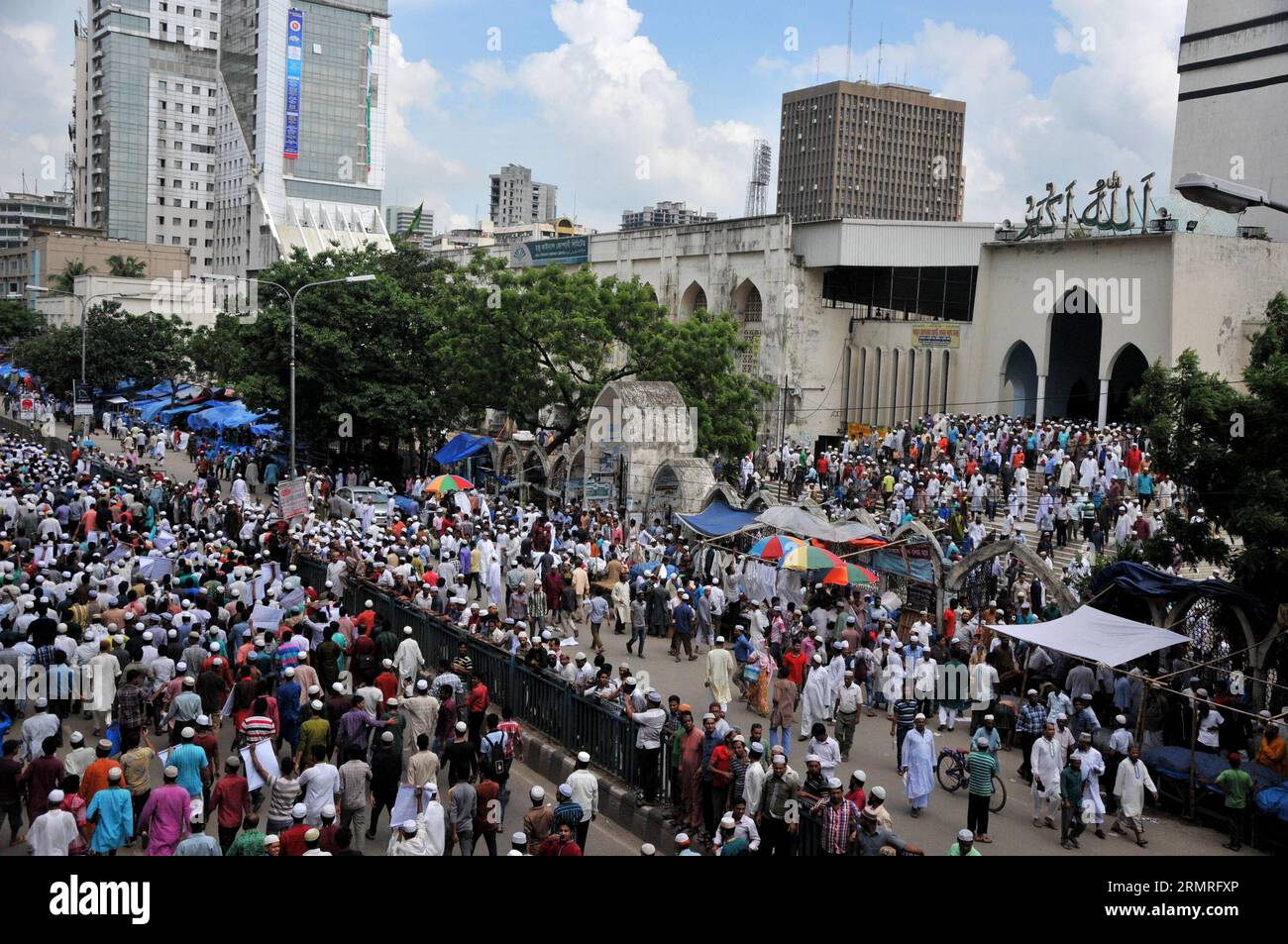 (140718) -- DHAKA, 18 juillet 2014 (Xinhua) -- des musulmans bangladais participent à un rassemblement de protestation contre les raids aériens israéliens en cours sur la bande de Gaza, qui ont fait plus de 260 morts et plus de 1 700 blessés, à Dhaka, Bangladesh, le 18 juillet 2014. Des milliers de personnes ont pris part à la manifestation devant la Mosquée nationale de Dhaka contre les frappes aériennes israéliennes sur la bande de Gaza vendredi. (Xinhua/Shariful Islam) BANGLADESH-DHAKA-ISRAEL-PROTEST PUBLICATIONxNOTxINxCHN Dhaka juillet 18 2014 XINHUA des musulmans bangladais participent à un rassemblement de protestation contre les raids aériens israéliens en cours SUR la bande de Gaza Thatcher est parti Banque D'Images