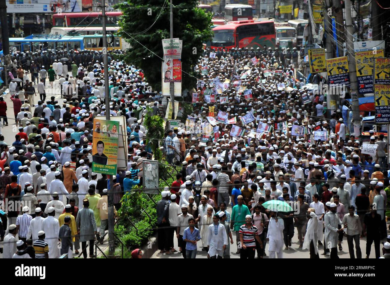 (140718) -- DHAKA, 18 juillet 2014 (Xinhua) -- des musulmans bangladais participent à un rassemblement de protestation contre les raids aériens israéliens en cours sur la bande de Gaza, qui ont fait plus de 260 morts et plus de 1 700 blessés, à Dhaka, Bangladesh, le 18 juillet 2014. Des milliers de personnes ont pris part à la manifestation devant la Mosquée nationale de Dhaka contre les frappes aériennes israéliennes sur la bande de Gaza vendredi. (Xinhua/Shariful Islam) BANGLADESH-DHAKA-ISRAEL-PROTEST PUBLICATIONxNOTxINxCHN Dhaka juillet 18 2014 XINHUA des musulmans bangladais participent à un rassemblement de protestation contre les raids aériens israéliens en cours SUR la bande de Gaza Thatcher est parti Banque D'Images